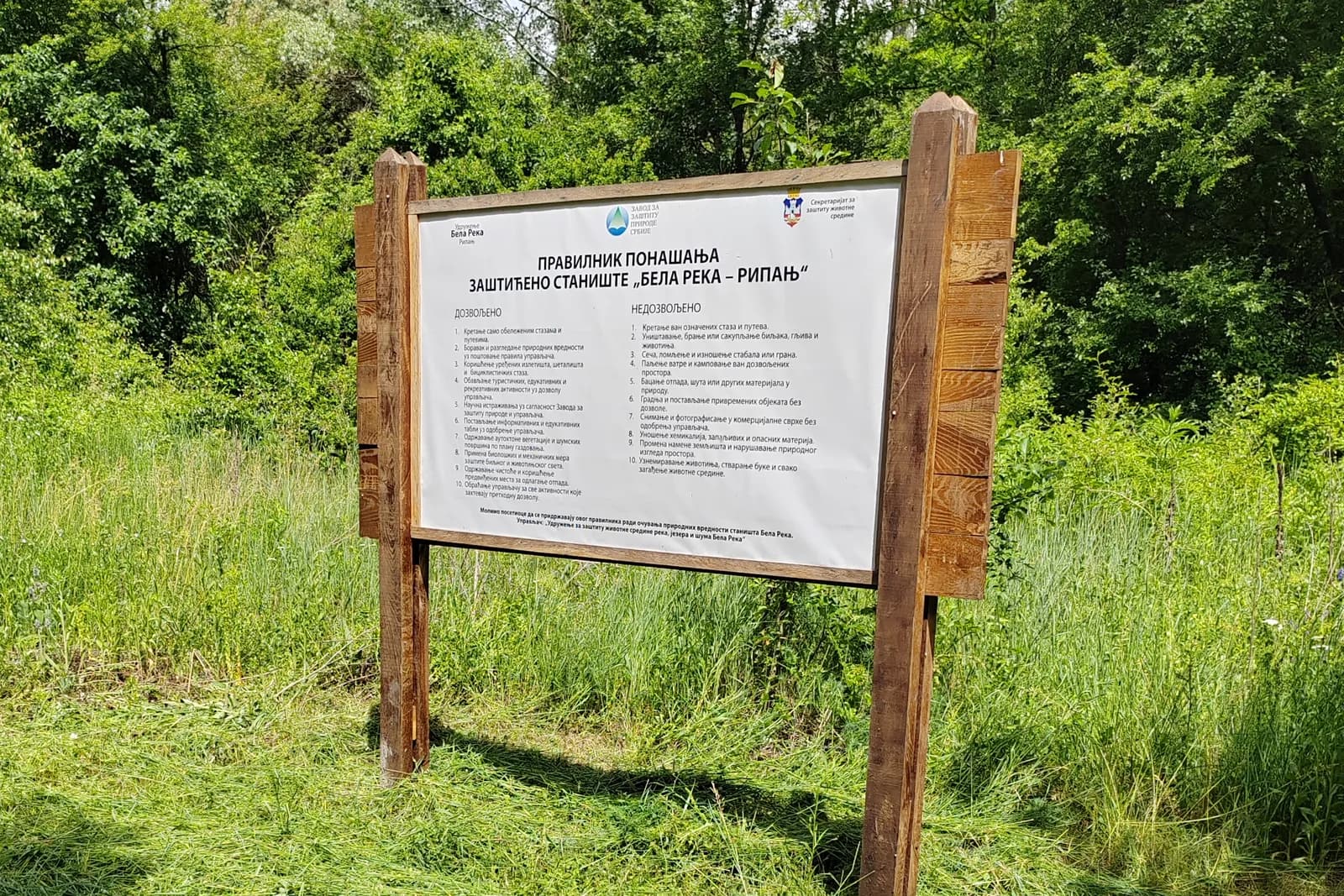 Info tabla sa pravilnikom ponašanja u zaštićenom staništu, uz pokošenu stazu