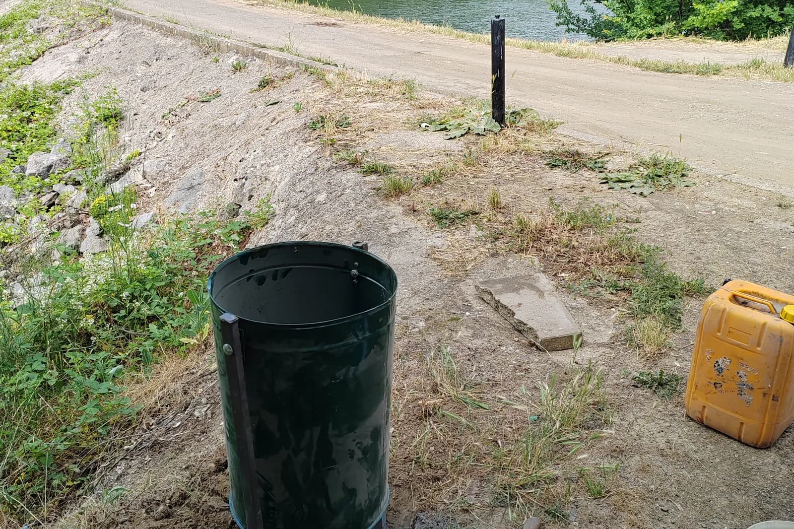 Nova kanta za otpad, sveže betonirana uz stazu kraj jezera
