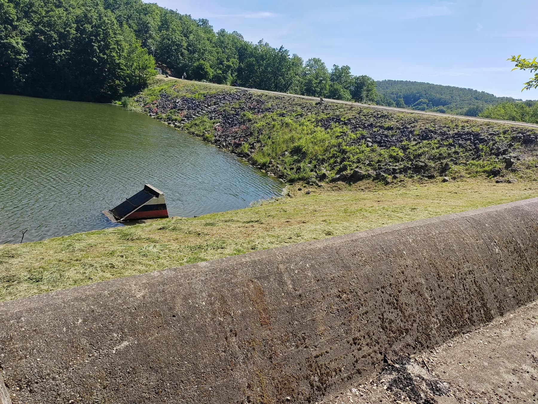 Brana na Beloj reci i jezero iza nje